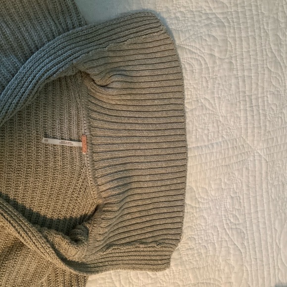 Freepeople Sweater Oatmeal color, short fringe detailing around v neck & sleeves - Picture 10 of 10